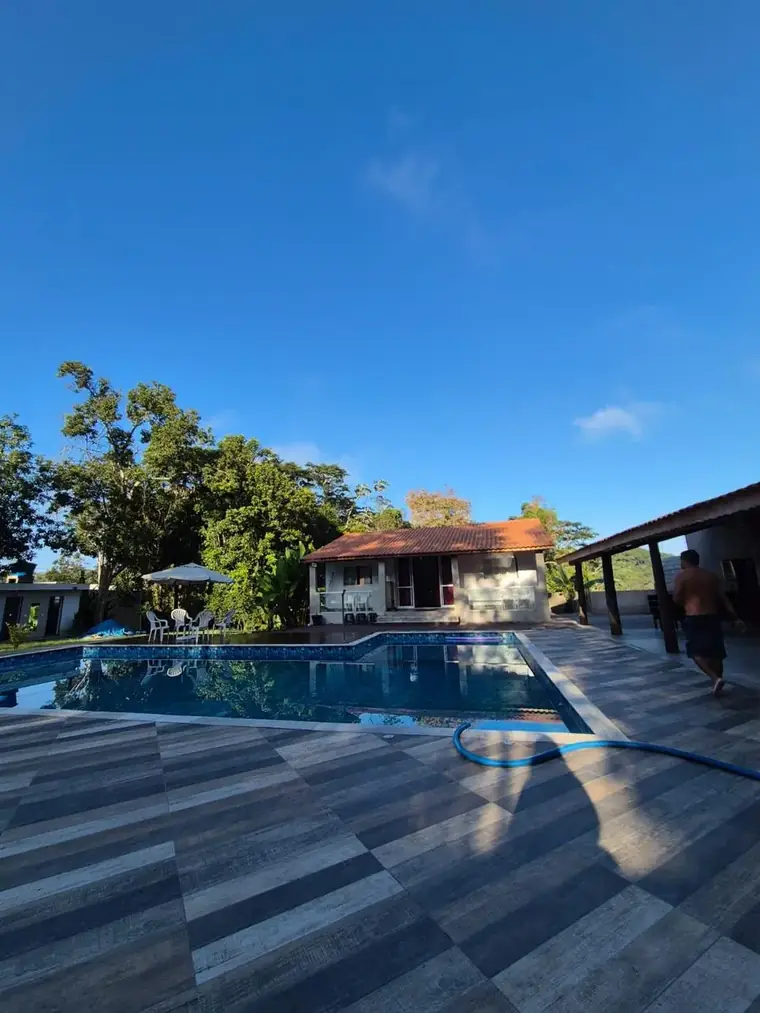 Piscina e deck de porcelanato amadeirado
