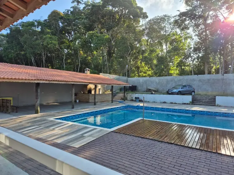 Churrasqueira de tijolo com forno na área coberta
