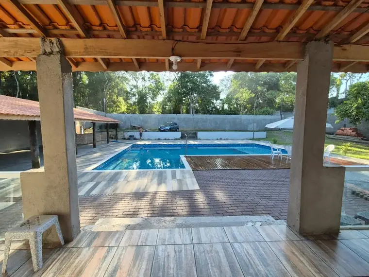 Vista de dentro da área coberta para a piscina